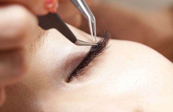華やかな印象を与えるまつげへのカラーリング | 天神で自然なマツエクを行うEyelashsalon Mom 