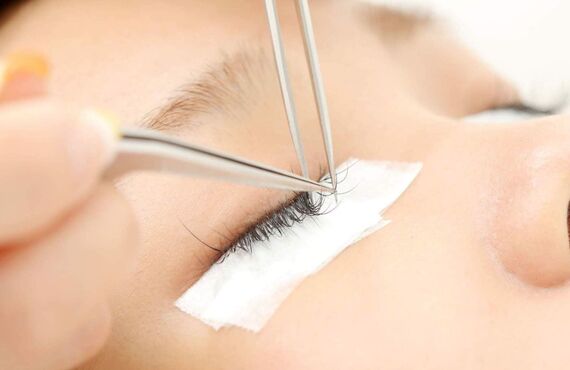 傷まないまつげパーマの施術をいたします | 天神で自然なマツエクを行うEyelashsalon Mom 