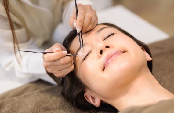 長持ちするまつげパーマの施術を行います | 天神で自然なマツエクを行うEyelashsalon Mom 